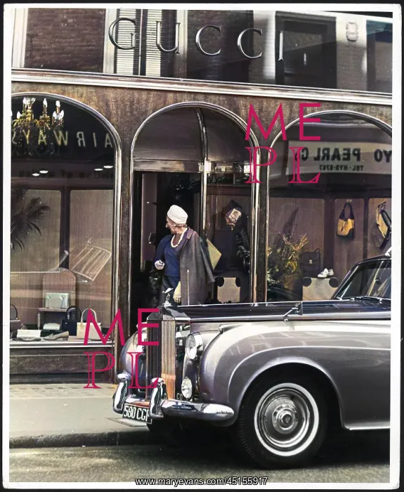 : LADY OUTSIDE GUCCI SHOP : LADY OUTSIDE GUCCI SHOP