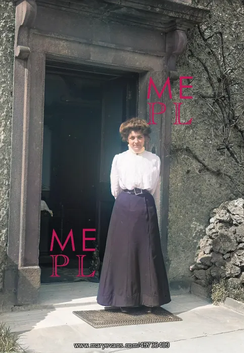 : Lady outside Hotel : Lady outside Hotel