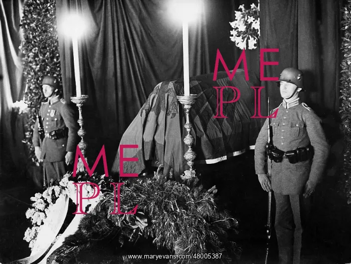 : The laid coffin in the workroom of the Reich President : The laid coffin in the workroom of the Reich President