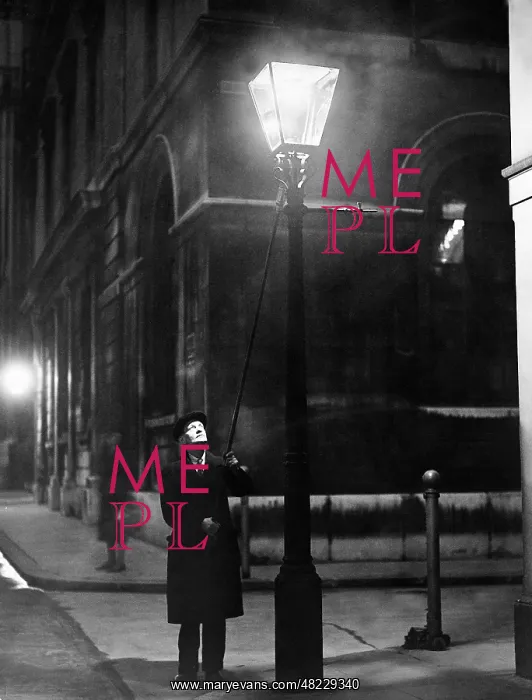: Lamplighter in London, 1943 : Lamplighter in London, 1943