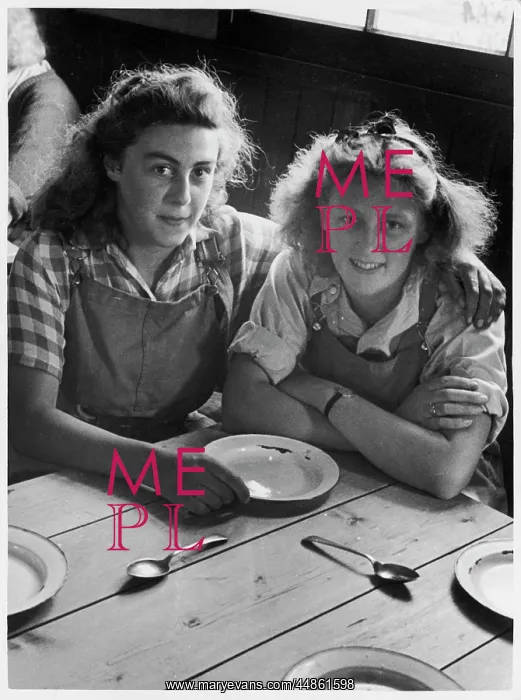 : LAND GIRLS AT TABLE : LAND GIRLS AT TABLE