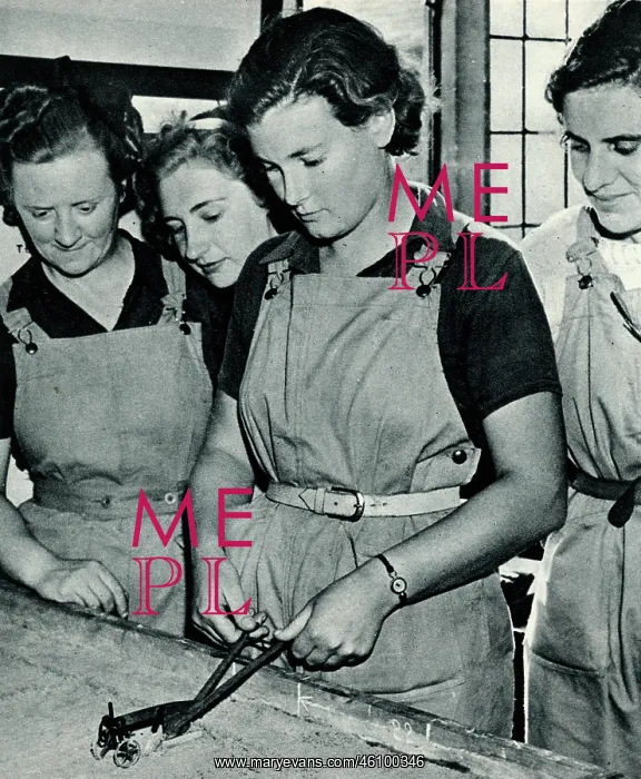 : Land girls in training 1939 : Land girls in training 1939