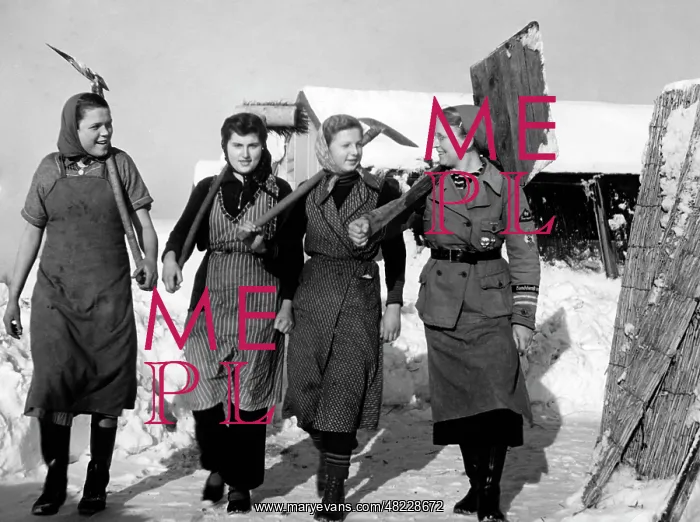 : Landdienst girls on the way to work, 1940 : Landdienst girls on the way to work, 1940