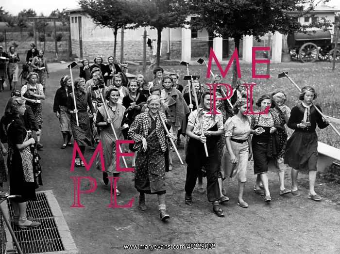 : Landjahrmaedel on the way to work, 1939 : Landjahrmaedel on the way to work, 1939