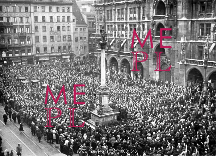  : Large crowd awaits hoisting of swastika, Munich