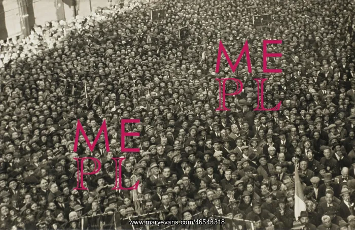 : Large crowd listens to Mussolini : Large crowd listens to Mussolini