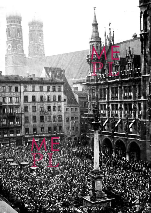 : Large crowd in Marienplatz, Munich, Germany : Large crowd in Marienplatz, Munich, Germany