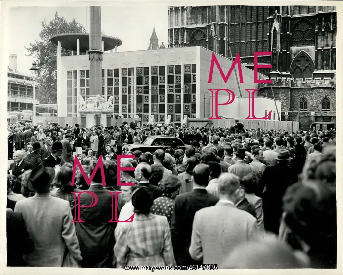 : Large crowd watch Coronation rehearsal, Westminster Abbey : Large crowd watch Coronation rehearsal, Westminster Abbey