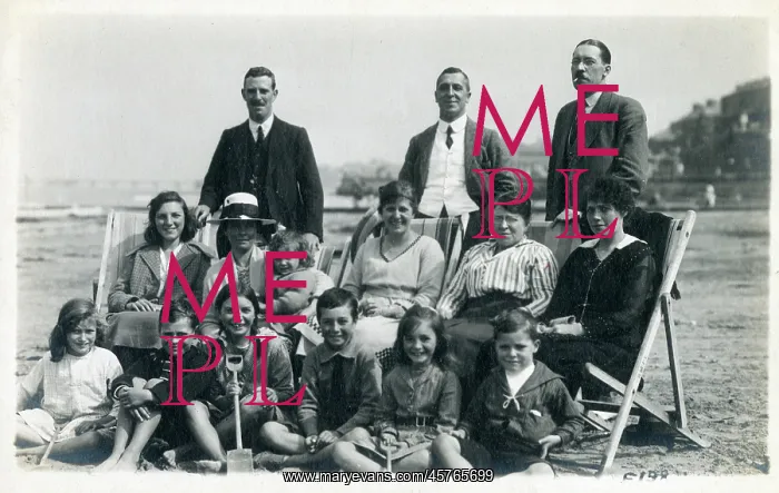 : Large extended family group on a British beach : Large extended family group on a British beach