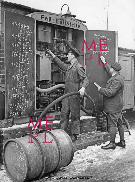 : Large gas station, 1937 : Large gas station, 1937