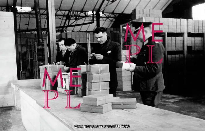 : Large sutlery in Paris, 1941 : Large sutlery in Paris, 1941