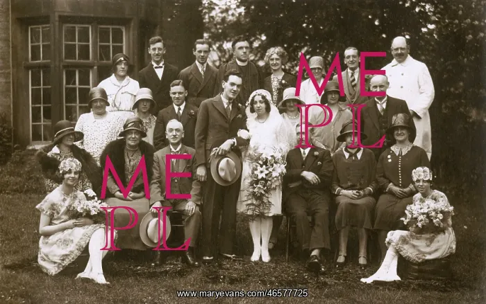  : Large Wedding Party Photograph