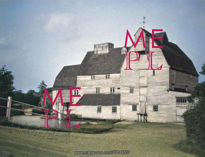  : A large wooden barn
