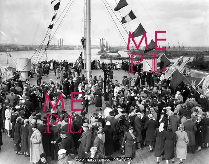 : Laughter aboard the Wilhelm Gustloff during the Reichs : Laughter aboard the Wilhelm Gustloff during the Reichs