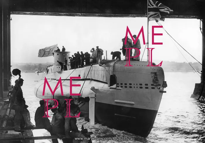 : Launch of an English submarine in Chatham, 1936 : Launch of an English submarine in Chatham, 1936