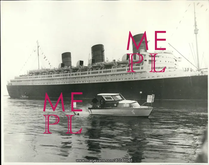 : Launch pickets Queen Mary, Long Beach, California, USA : Launch pickets Queen Mary, Long Beach, California, USA