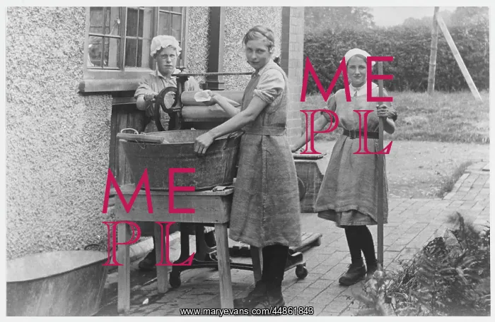 : LAUNDRYMAIDS 1920S : LAUNDRYMAIDS 1920S