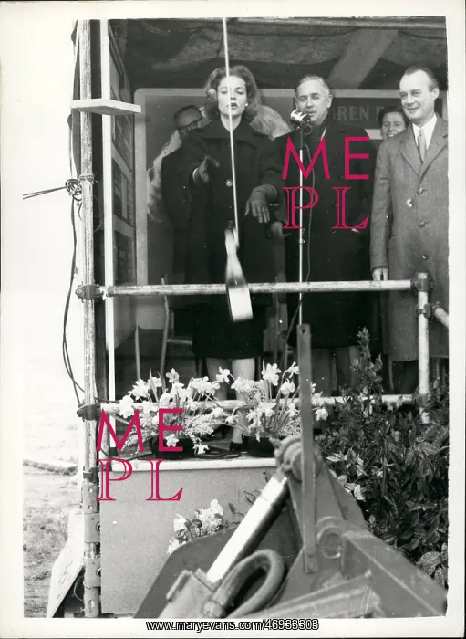 : Lauren Bacall, cinema construction, Hemel Hempstead, UK : Lauren Bacall, cinema construction, Hemel Hempstead, UK