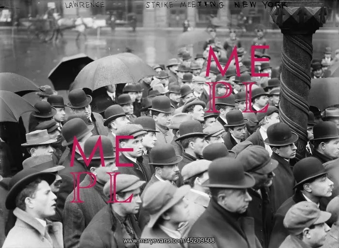 : Lawrence Textile Strike. Crowd gathers in ? : Lawrence Textile Strike. Crowd gathers in ?