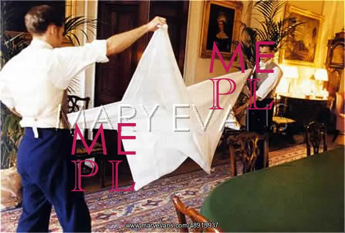 : LAYING A TABLECLOTH : LAYING A TABLECLOTH