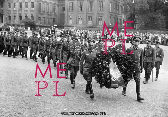 : Laying a wreath after the end of the battles for Sevastopol : Laying a wreath after the end of the battles for Sevastopol