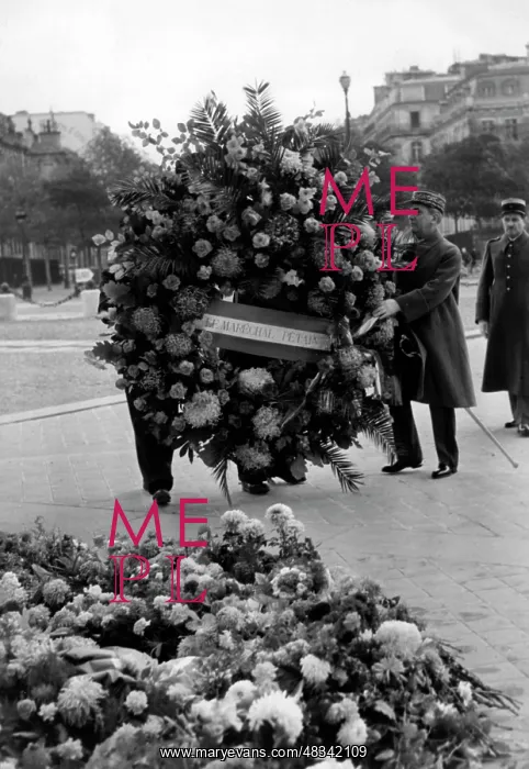 : Laying of a wreath at the Grave of the Unknown : Laying of a wreath at the Grave of the Unknown