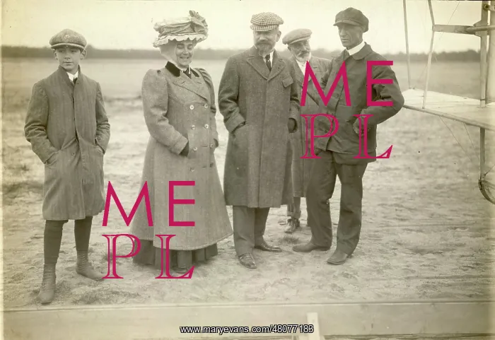 : Lazare Weiller (in the checked cap) and Wilbur Wright : Lazare Weiller (in the checked cap) and Wilbur Wright