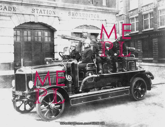 : LCC-LFB Dennis motorised Hatfield fire engine : LCC-LFB Dennis motorised Hatfield fire engine