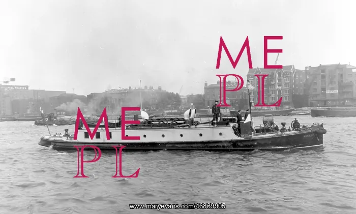 : LCC-LFB Fireboat Beta III on the River Thames : LCC-LFB Fireboat Beta III on the River Thames