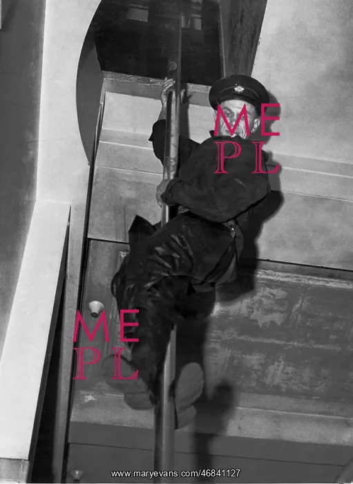 : LCC-LFB Fireman using the sliding pole : LCC-LFB Fireman using the sliding pole