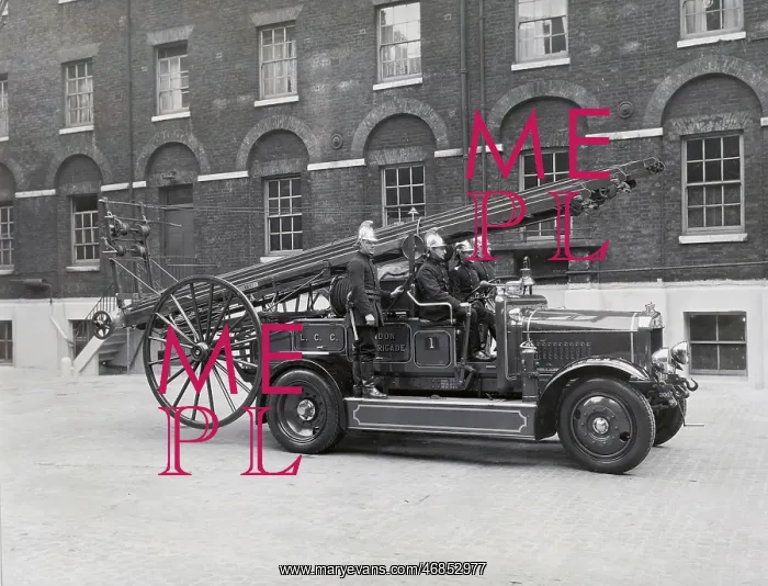 : LCC-LFB motorised pump-escape with pneumatic tyres : LCC-LFB motorised pump-escape with pneumatic tyres