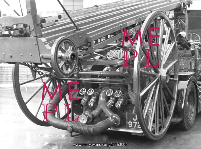 : LCC-LFB motorised pump-escape with pneumatic tyres : LCC-LFB motorised pump-escape with pneumatic tyres