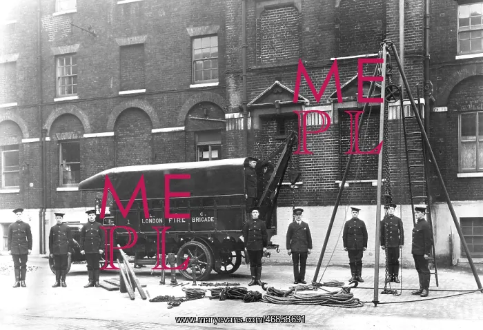 : LCC-LFB Southwark's breakdown lorry and crew : LCC-LFB Southwark's breakdown lorry and crew
