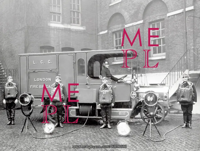 : LCC-LFB Southwark's Emergency Tender and crew : LCC-LFB Southwark's Emergency Tender and crew