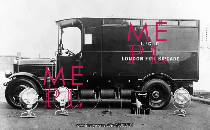 : LCC-LFB Southwark's Emergency Tender with lights : LCC-LFB Southwark's Emergency Tender with lights