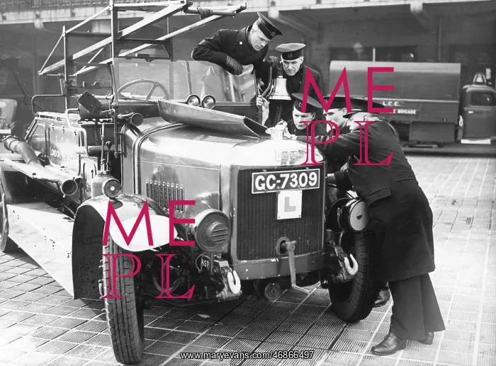 : LCC-LFB trainees looking at an engine : LCC-LFB trainees looking at an engine