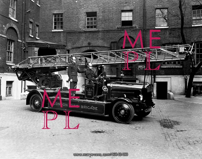 : LCC-LFB Turntable ladder and crew at Southwark : LCC-LFB Turntable ladder and crew at Southwark
