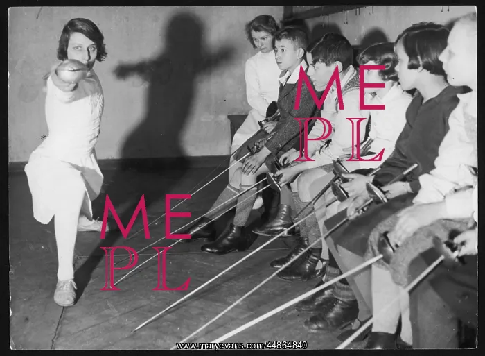 : LEARNING TO LUNGE 1930S : LEARNING TO LUNGE 1930S