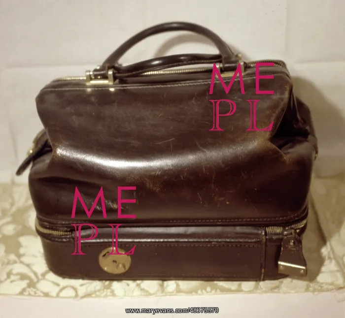  : Leather vanity case