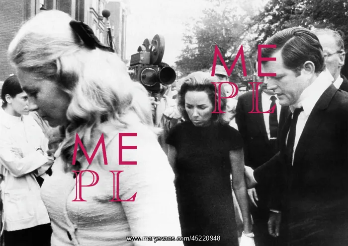 : From left, Joan Kennedy, Ethel Kennedy, ? : From left, Joan Kennedy, Ethel Kennedy, ?