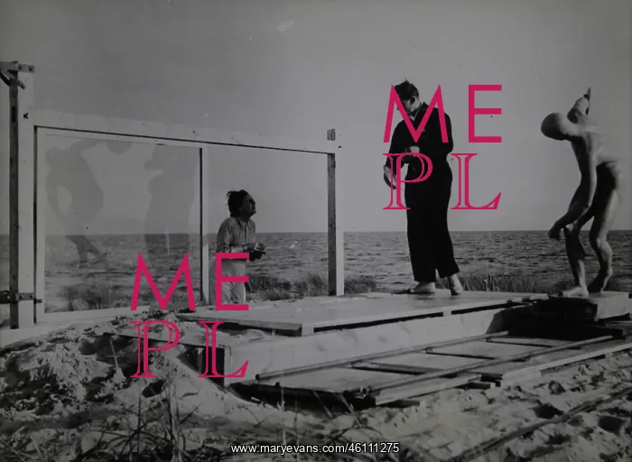 : Leni Riefenstahl filming with a discus : Leni Riefenstahl filming with a discus