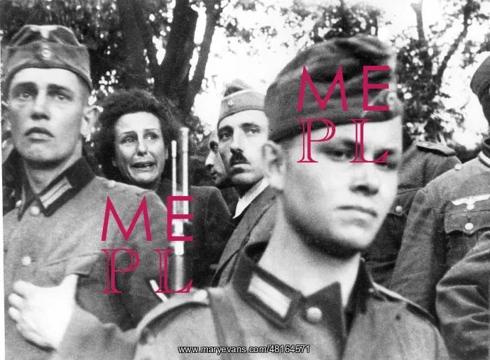  : Leni Riefenstahl as a war correspondent at an execution in P