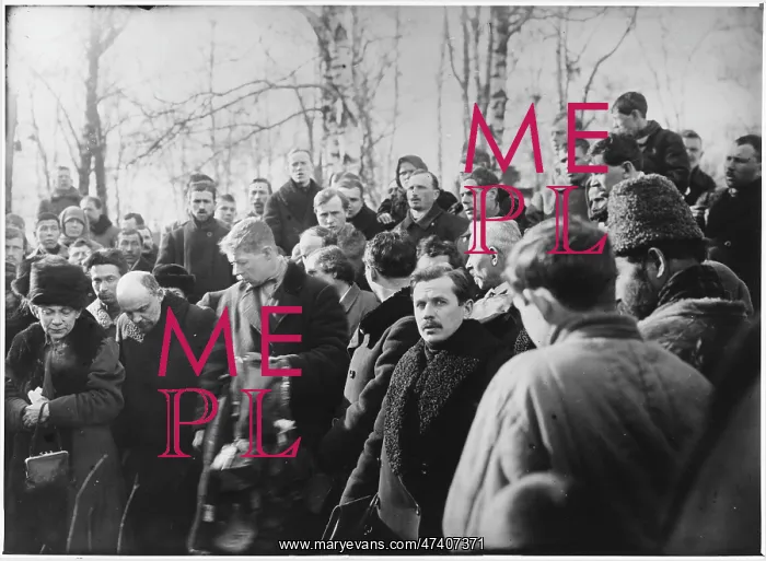 : LENIN AT A FUNERAL 1919 : LENIN AT A FUNERAL 1919