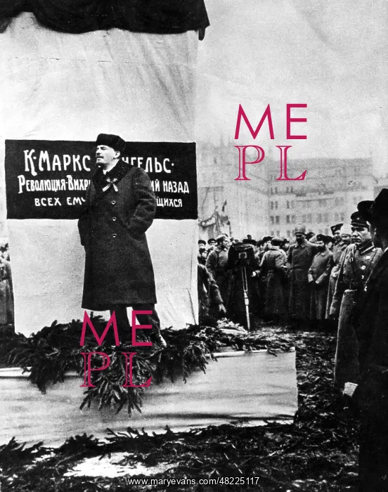 : Lenin holding a speech in Moscow, 1918 : Lenin holding a speech in Moscow, 1918