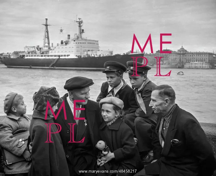 : Lenin nuclear-powered icebreaker on Neva : Lenin nuclear-powered icebreaker on Neva