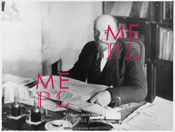 : LENIN READS PRAVDA 1918 : LENIN READS PRAVDA 1918