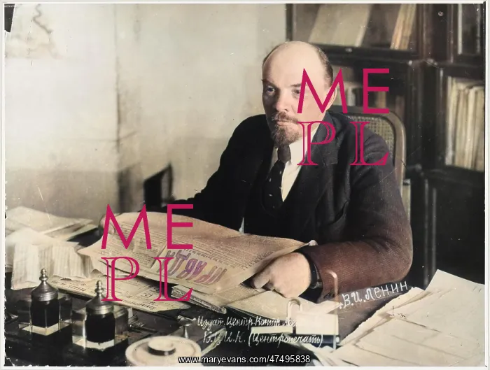 : LENIN READS PRAVDA 1918 : LENIN READS PRAVDA 1918