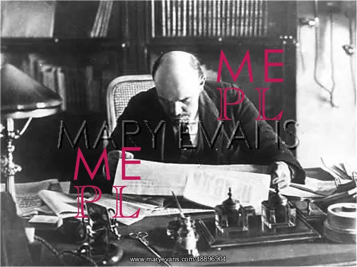  : LENIN READS PRAVDA 1918