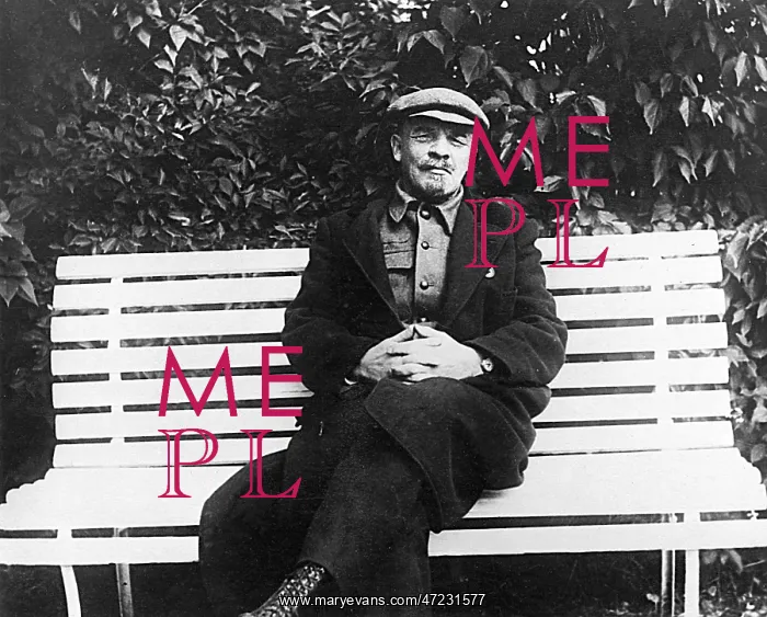 : LENIN SITS ON A BENCH : LENIN SITS ON A BENCH
