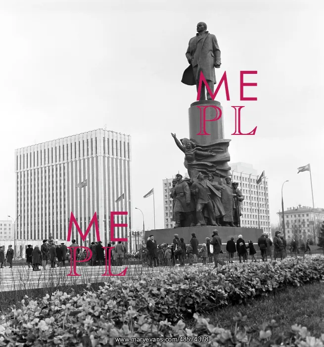 : Lenin statue in Oktyabrskaya Square, 1985 : Lenin statue in Oktyabrskaya Square, 1985